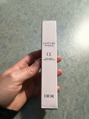Dior Capture Totale Hyalushot Wrinkle Corrector - hyaluronic spot treatment